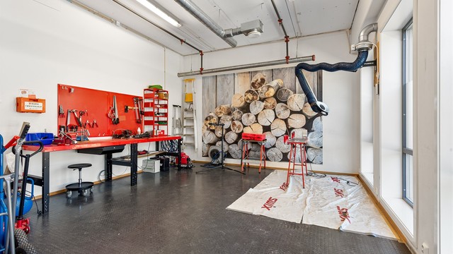 En velutstyrt smørerom og snekkerbod står til fri disposisjon for alle beboere.