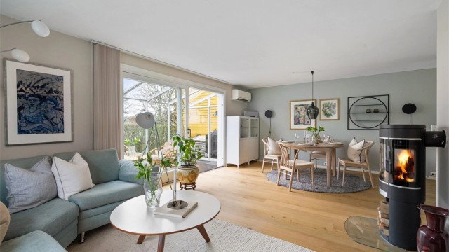 Lys og luftig stue med god plass til møblement.