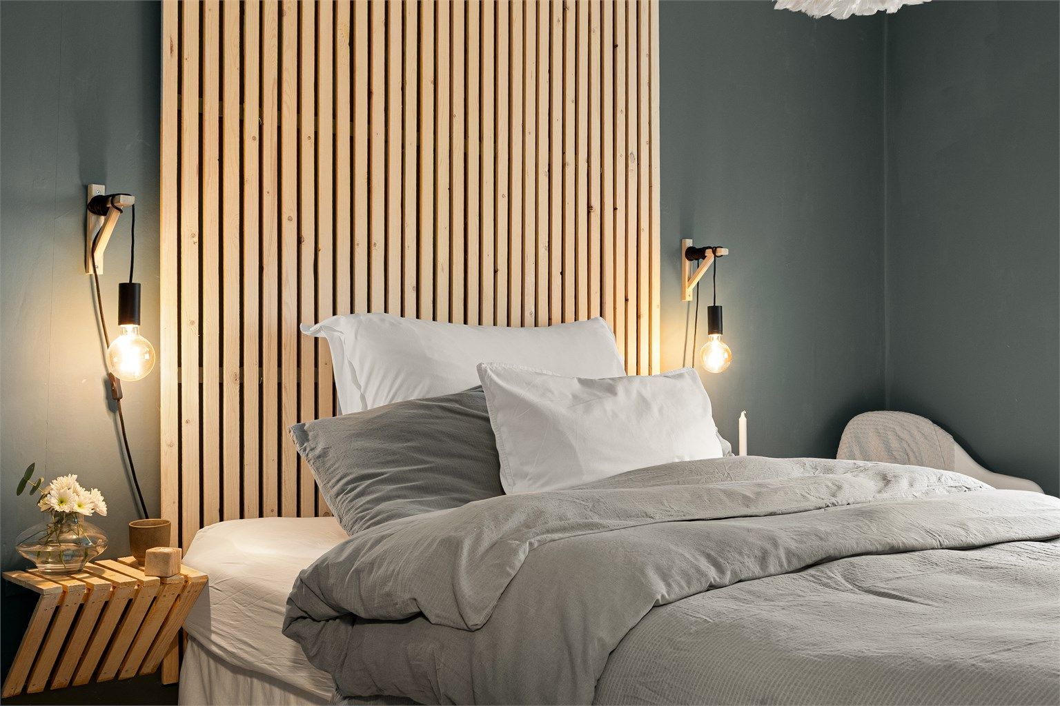 Nåværende eier har satt opp en spilevegg med tilhørende nattbord som tilfører karakter til rommet.