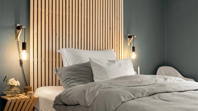 Nåværende eier har satt opp en spilevegg med tilhørende nattbord som tilfører karakter til rommet.