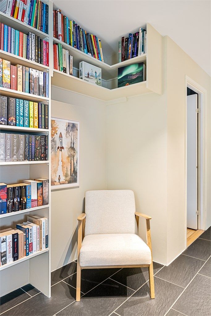 Her er det laget til en hyggelig biblioteksløsning, med plass til en skrivepult der stolen står