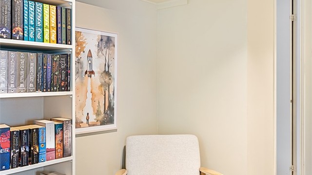 Her er det laget til en hyggelig biblioteksløsning, med plass til en skrivepult der stolen står