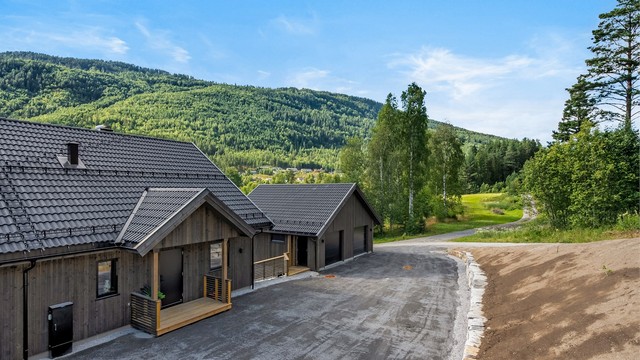 Det medfølger én garasjeplass som tilleggsdel til seksjonen
