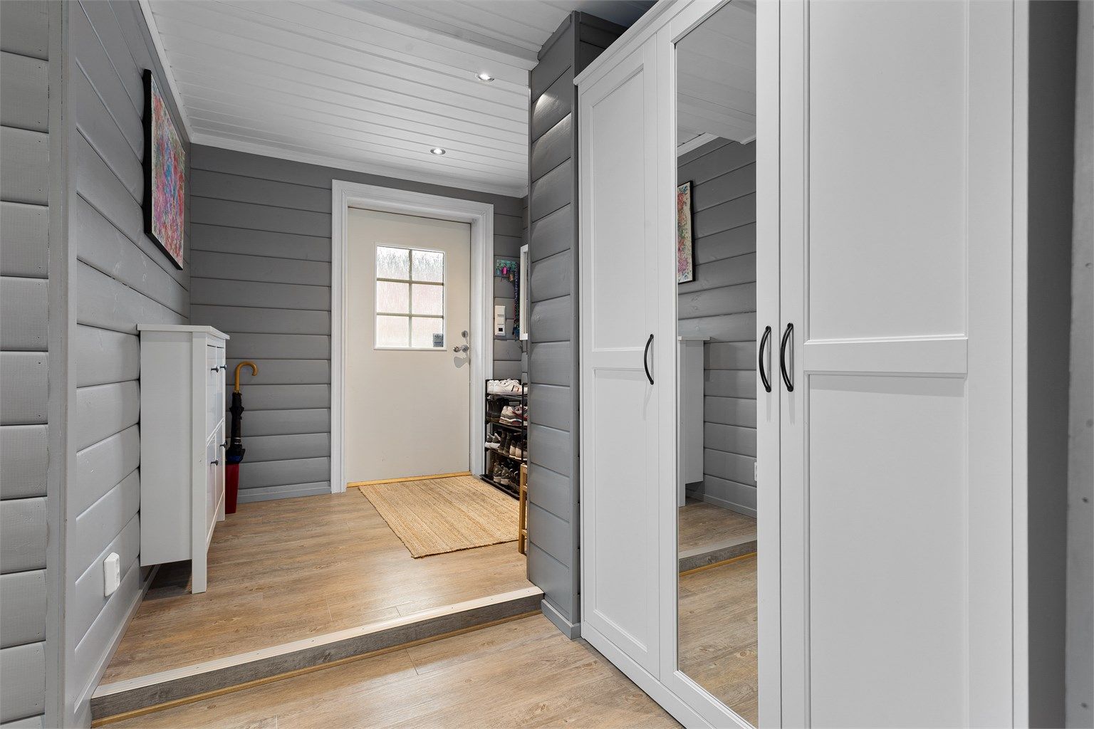 Entre med gulvvarme. God plass for skoskap/hyller, kroker og garderobeskap