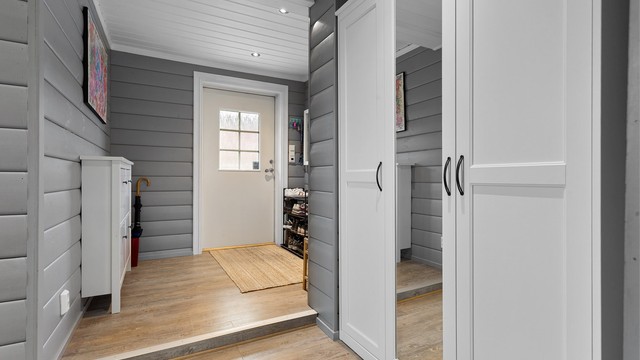 Entre med gulvvarme. God plass for skoskap/hyller, kroker og garderobeskap
