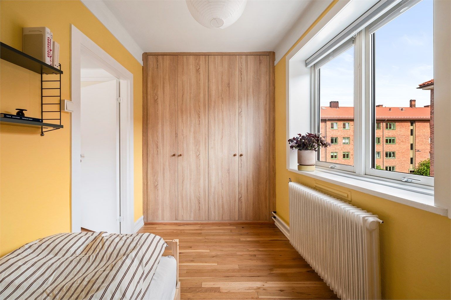 Det er god plass til oppbevaring i en romlig garderobe. 