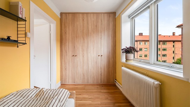 Det er god plass til oppbevaring i en romlig garderobe.