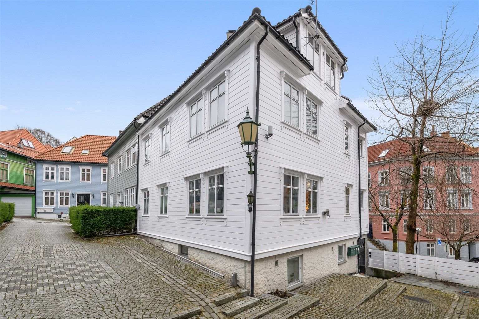 Krogsveen V/Thomas Hauge presenterer Ladegårdsveiten 6! Rolig og bilfri gate med koselig brosteinsbelagt gatetun i blindvei – helt uten gjennomgangstrafikk. Området utmerker seg med tett trehusbebyggelse og ekte bergenssjarm