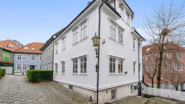 Krogsveen V/Thomas Hauge presenterer Ladegårdsveiten 6! Rolig og bilfri gate med koselig brosteinsbelagt gatetun i blindvei – helt uten gjennomgangstrafikk. Området utmerker seg med tett trehusbebyggelse og ekte bergenssjarm