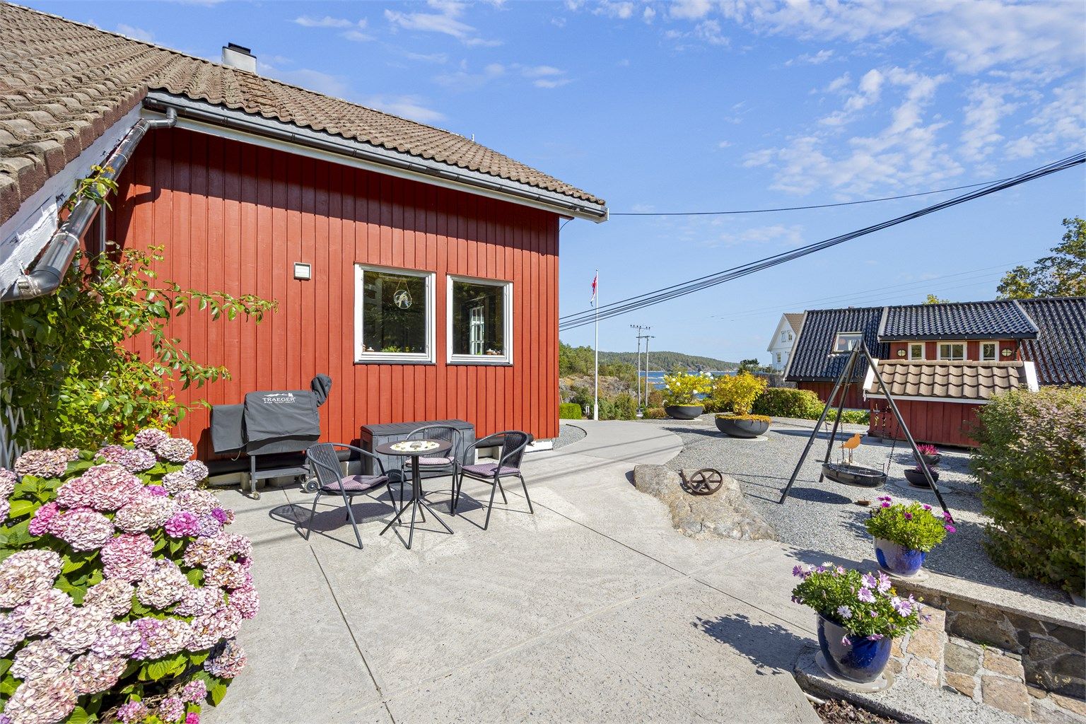 Flere hyggelige uteplasser rundt på eiendommen gir mulighet for å følge solen.