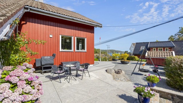 Flere hyggelige uteplasser rundt på eiendommen gir mulighet for å følge solen.