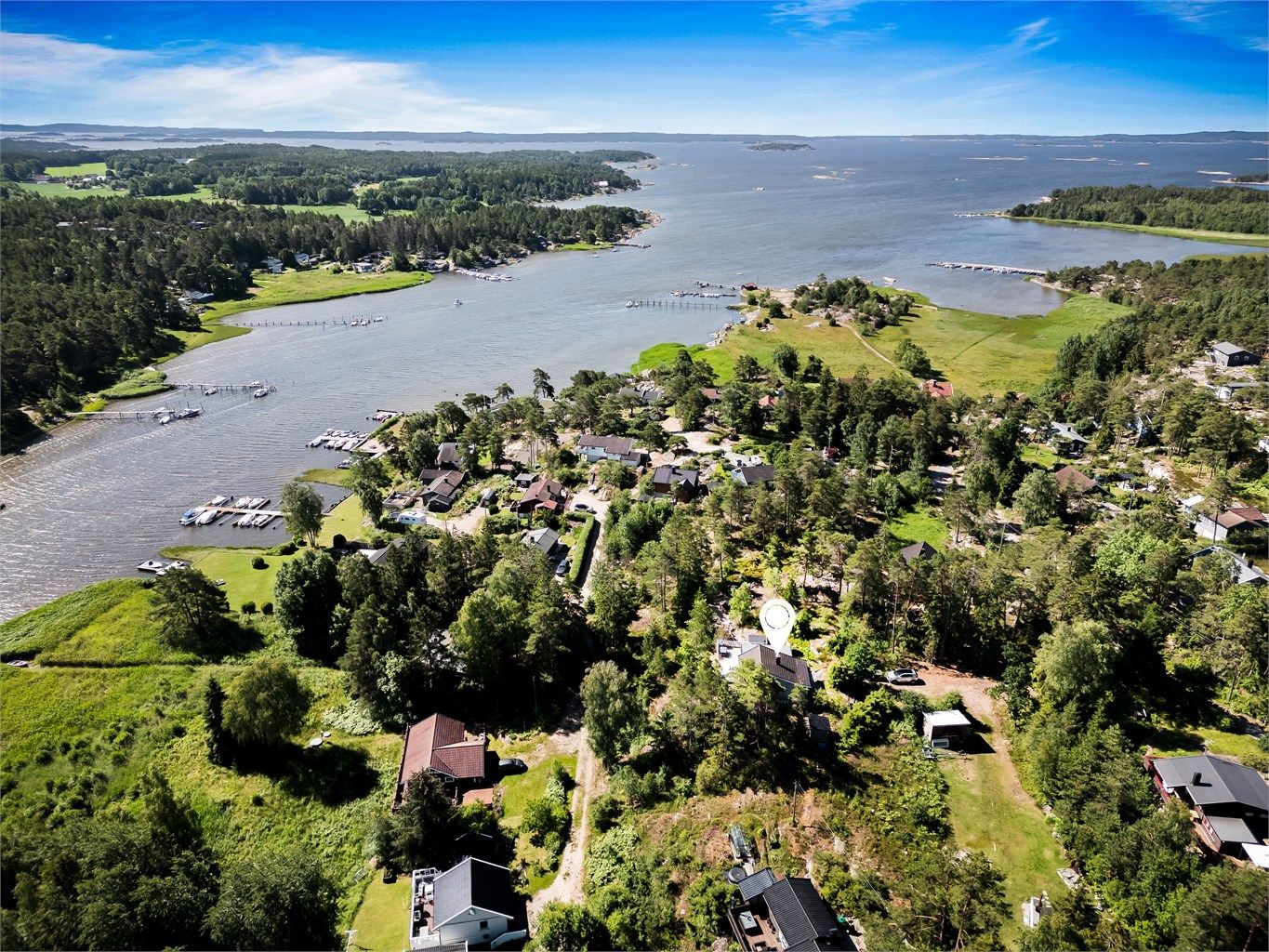 Fritidseiendommen ligger på et høydedrag på Roppestadholmen, innerst i Ødegårdskilen og få meter unna sjøen.