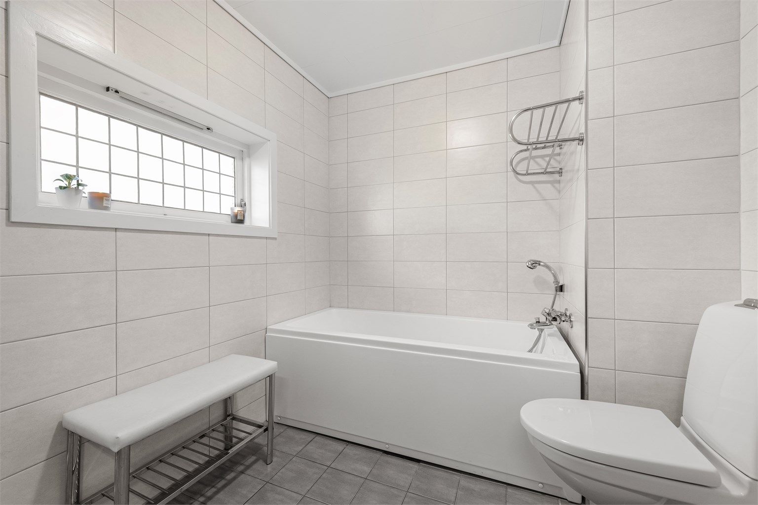Badet i hovedetasjen har både et frittstående badekar for avslapning og et praktisk dusjhjørne