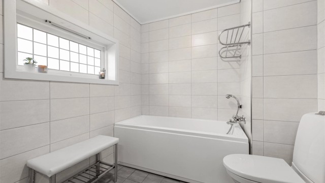 Badet i hovedetasjen har både et frittstående badekar for avslapning og et praktisk dusjhjørne