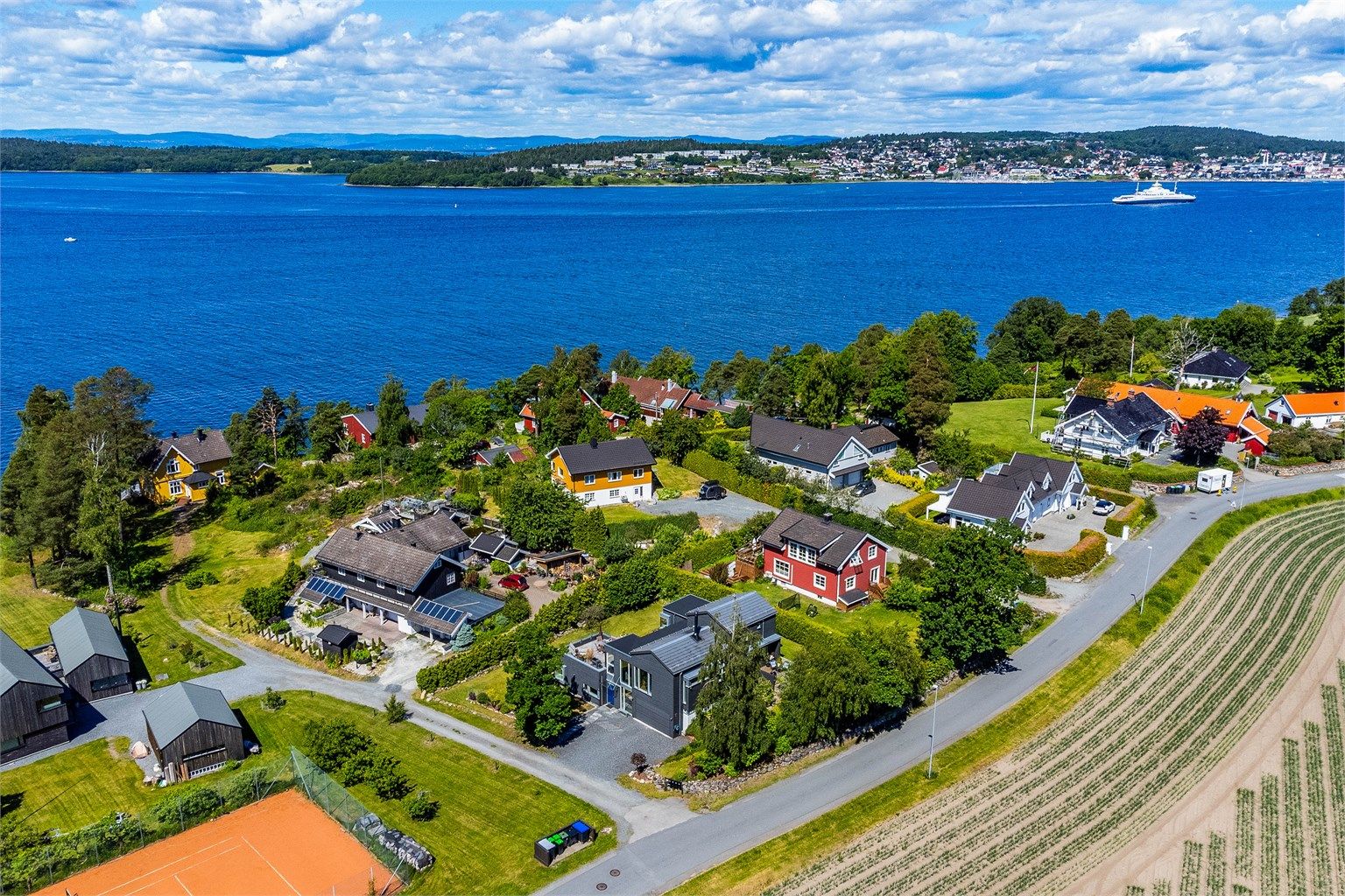 Det er meget enkel adkomst til eiendommen. Festeveien er uten gjennomkjøringsmulighet.