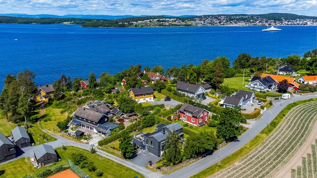 Det er meget enkel adkomst til eiendommen. Festeveien er uten gjennomkjøringsmulighet.