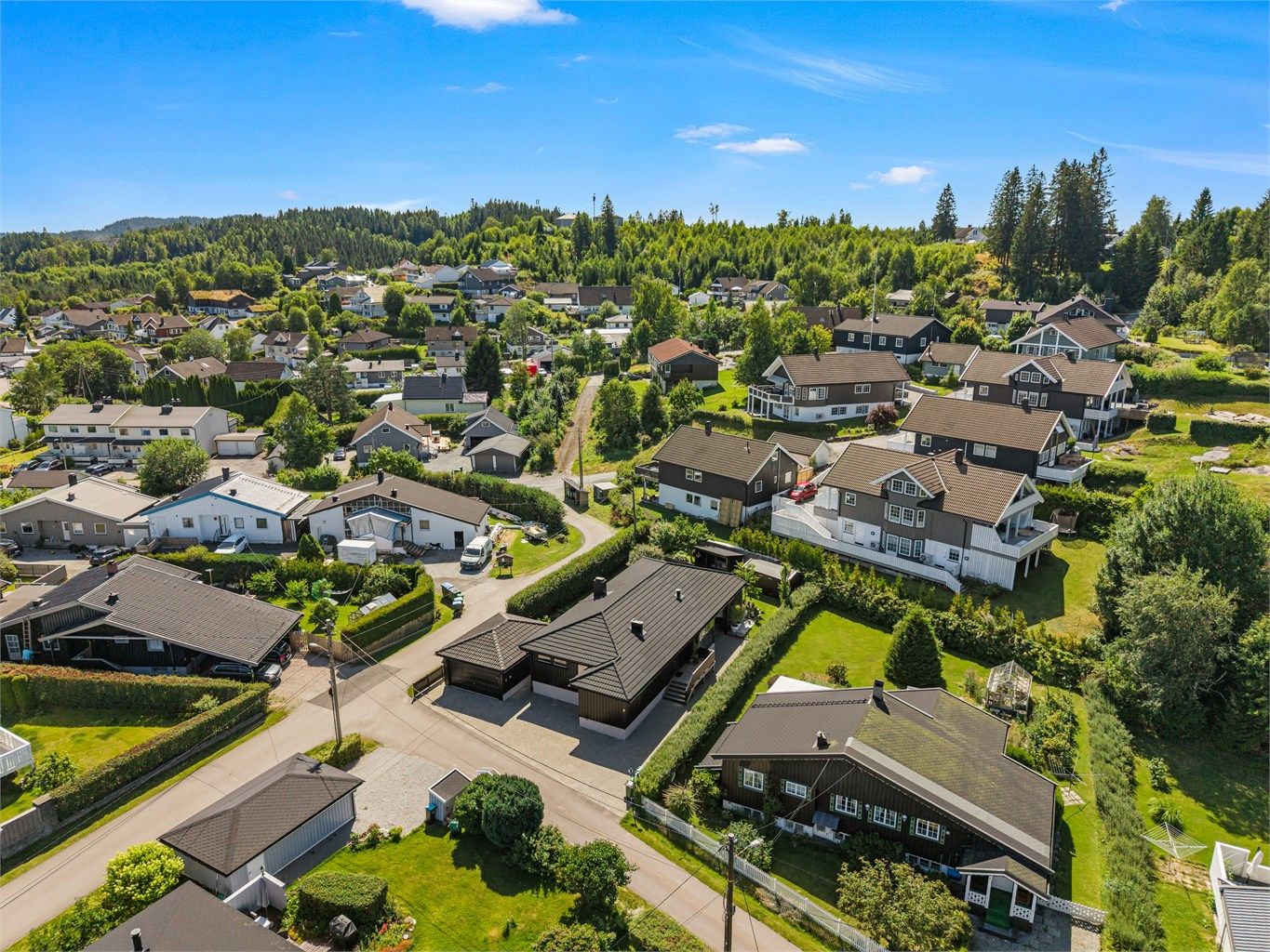 Eiendommen ligger i et etablert og rolig boligområde på Flateby.