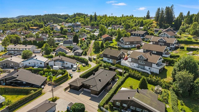 Eiendommen ligger i et etablert og rolig boligområde på Flateby.
