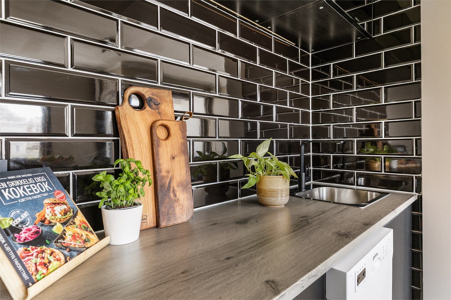 Automatisk lekkasjestopper på kjøkkenet anbefales montert.