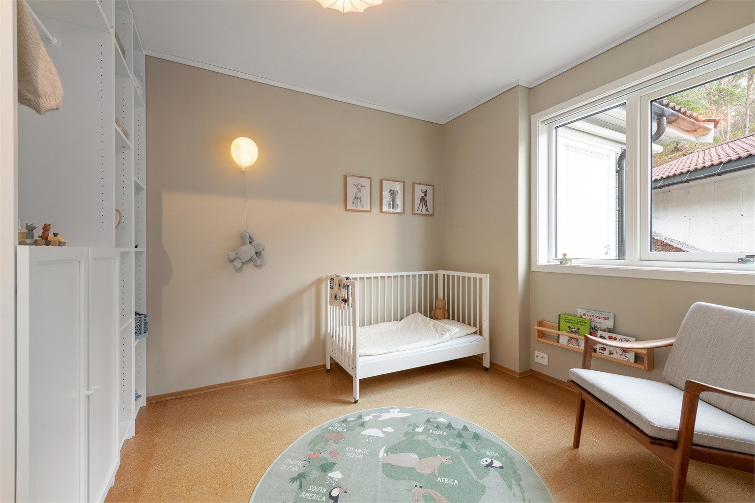 Det tredje soverommet er også av god størrelse, med plass til seng og garderobeløsning.