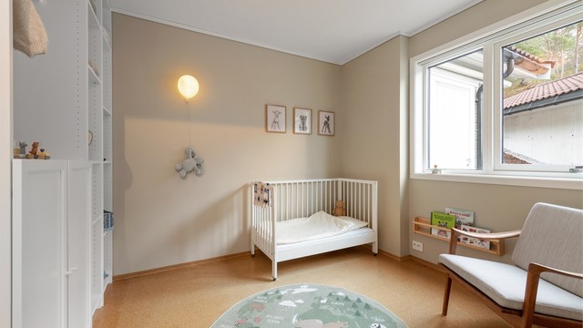 Det tredje soverommet er også av god størrelse, med plass til seng og garderobeløsning.