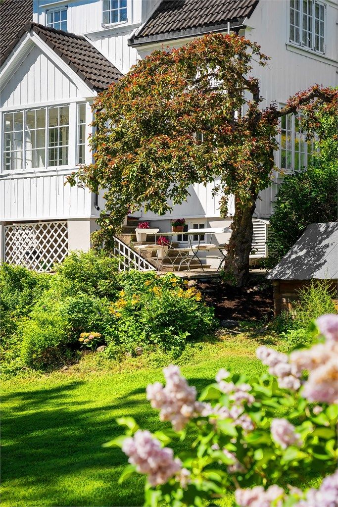 Fra stuen er det utgang til en stor terrasse med steinheller.