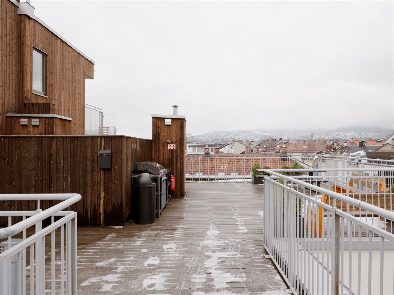 Felles takterrasse i 6. etasje med utekjøkken og gode sitteplasser som kan benyttes av beboerne.