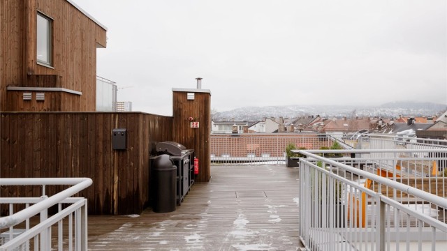 Felles takterrasse i 6. etasje med utekjøkken og gode sitteplasser som kan benyttes av beboerne.