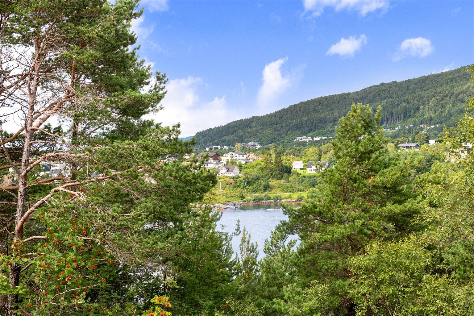 Utsikt fra stuen og balkongen mot nordvest