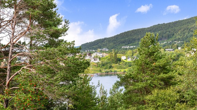 Utsikt fra stuen og balkongen mot nordvest
