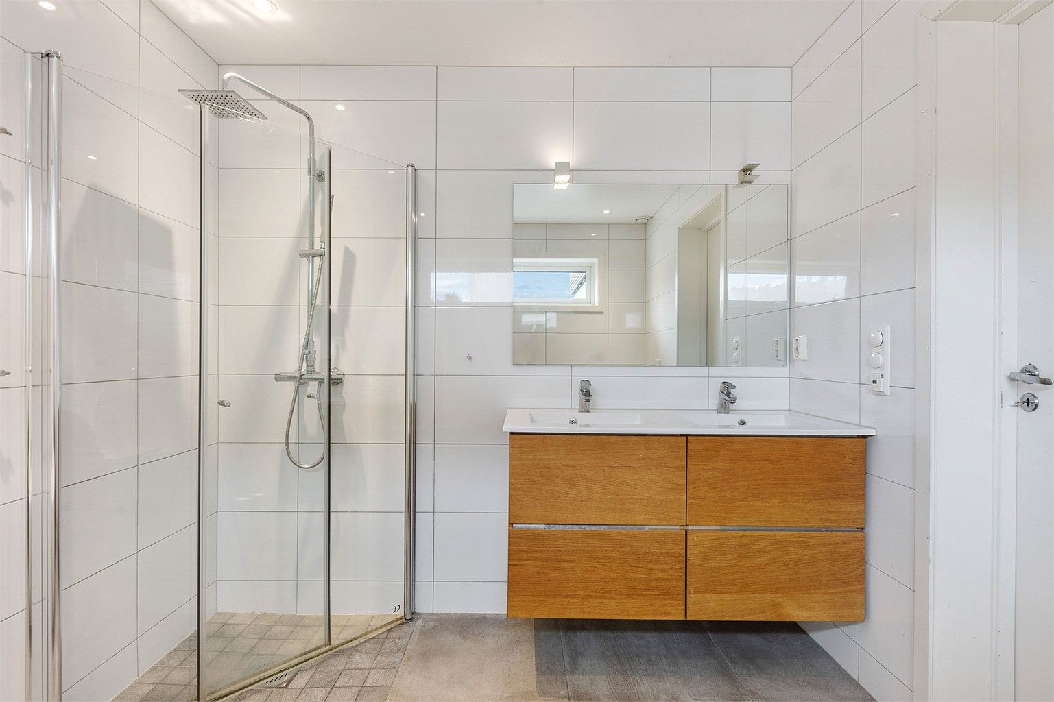 Innredningen med to servanter gir god kapasitet for en travel morgen.