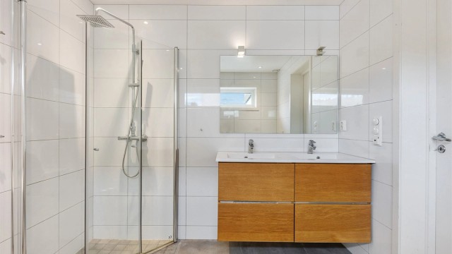 Innredningen med to servanter gir god kapasitet for en travel morgen.