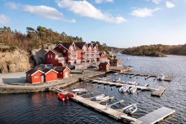 Fantastisk ferieleilighet i ferieparadiset Skudeviga utenfor Kristiansand. Sjeldent flott beliggenhet, solrike uteplasser, del av sjøbod, mulighet for å kjøpe båtplass 
