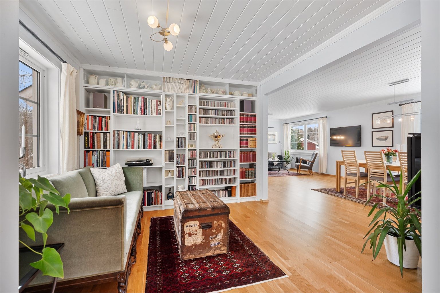 Romløsningen gir fleksible møbleringsmuligheter for ulike soner som bibliotek eller TV-stue.