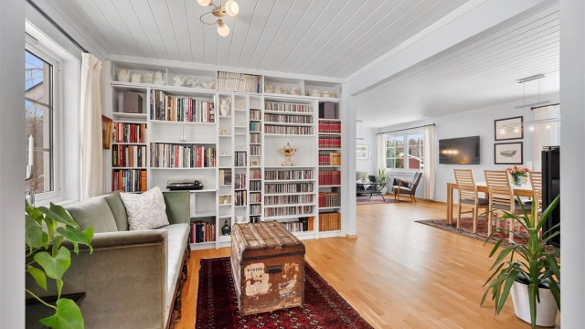 Romløsningen gir fleksible møbleringsmuligheter for ulike soner som bibliotek eller TV-stue.
