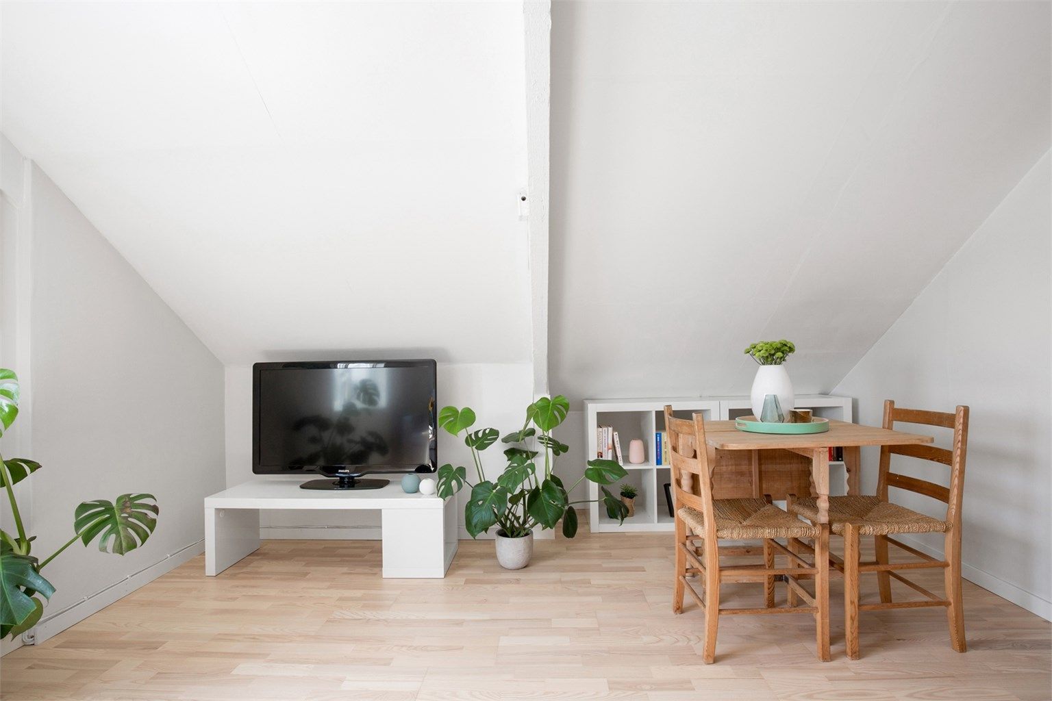 Her har man god plass til både spisebord og sofaseksjon.