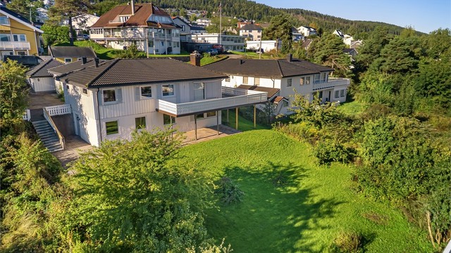 Eiendommen ligger i et veletablert boligområde som hovedsakelig består av eneboliger.
