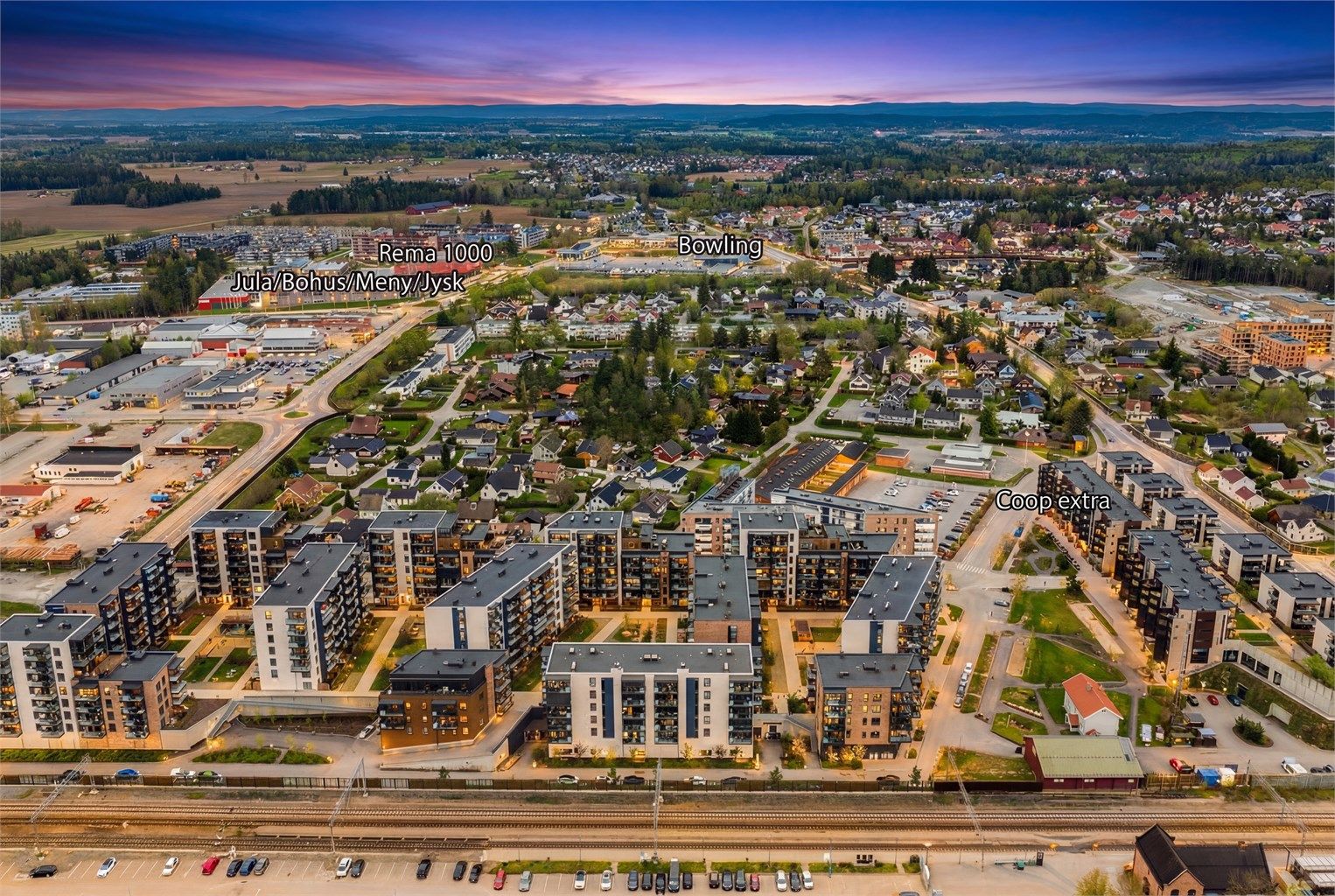 Med dagligvarebutikker som Coop Extra og Rema 1000 i umiddelbar nærhet, er hverdagslogistikken enkel.