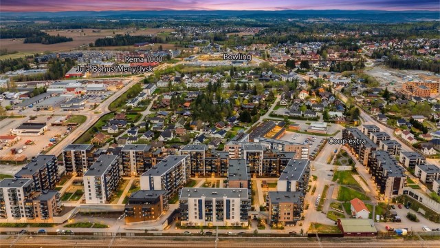 Med dagligvarebutikker som Coop Extra og Rema 1000 i umiddelbar nærhet, er hverdagslogistikken enkel.