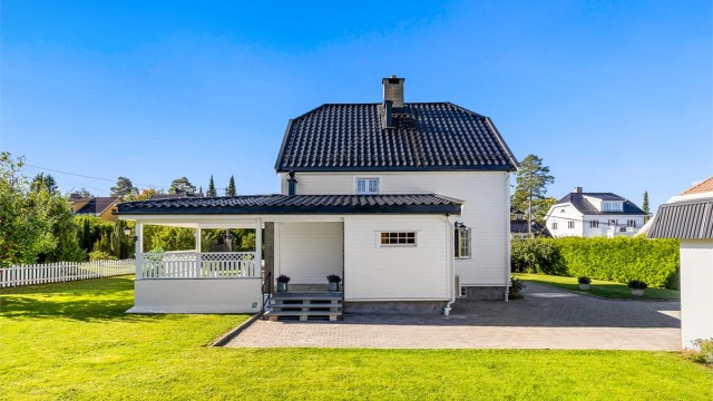 I 2024 ble husets øst-, syd- og nordvegg etterisolert og det ble lagt ny utvendig kledning