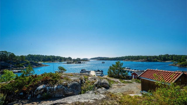 Utsiktspunkt over sjøbod med bryggeanlegget