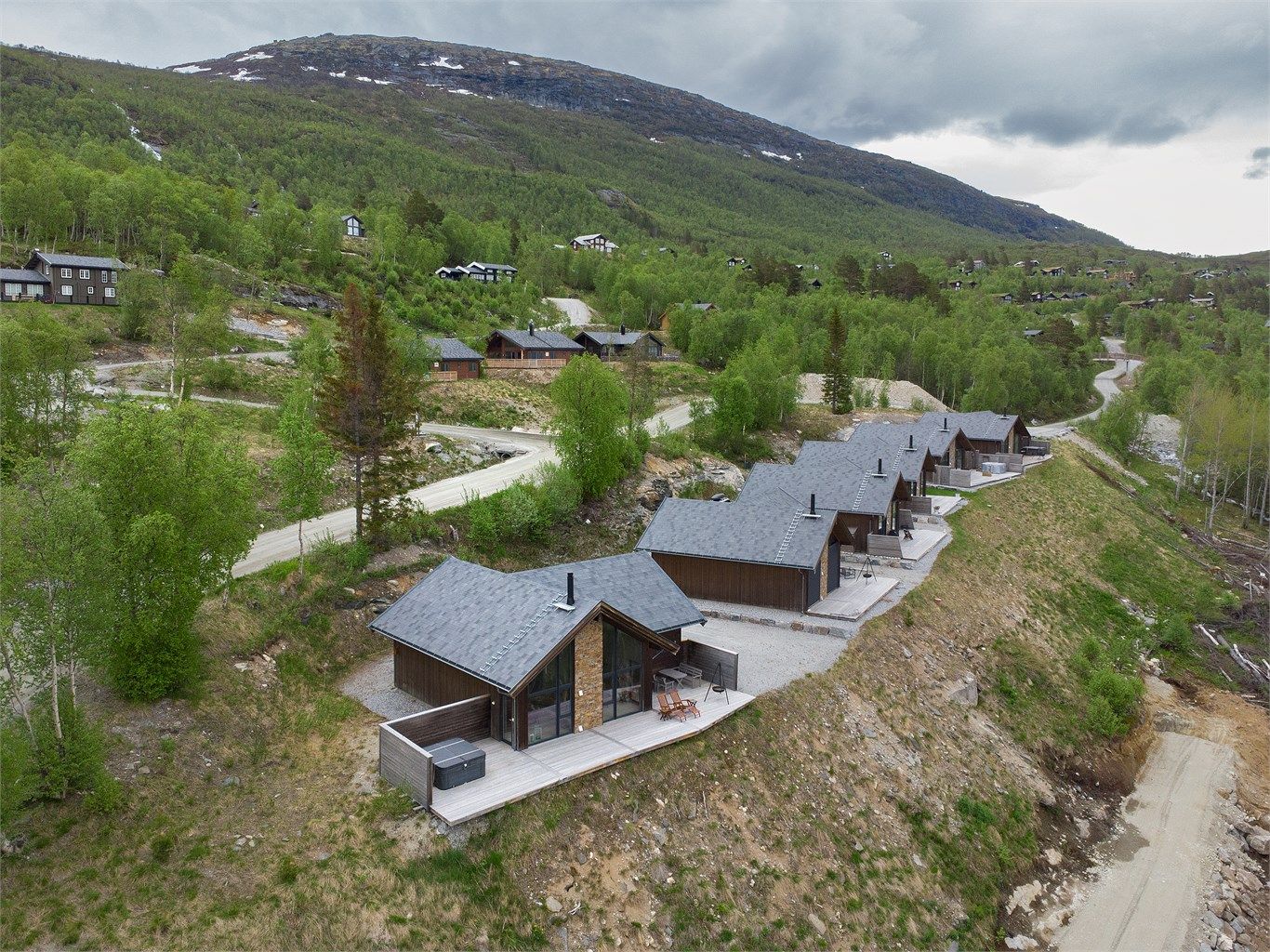 Naturskjønne omgivelser med umiddelbar nærhet til fjellterreng og friluftsaktiviteter.