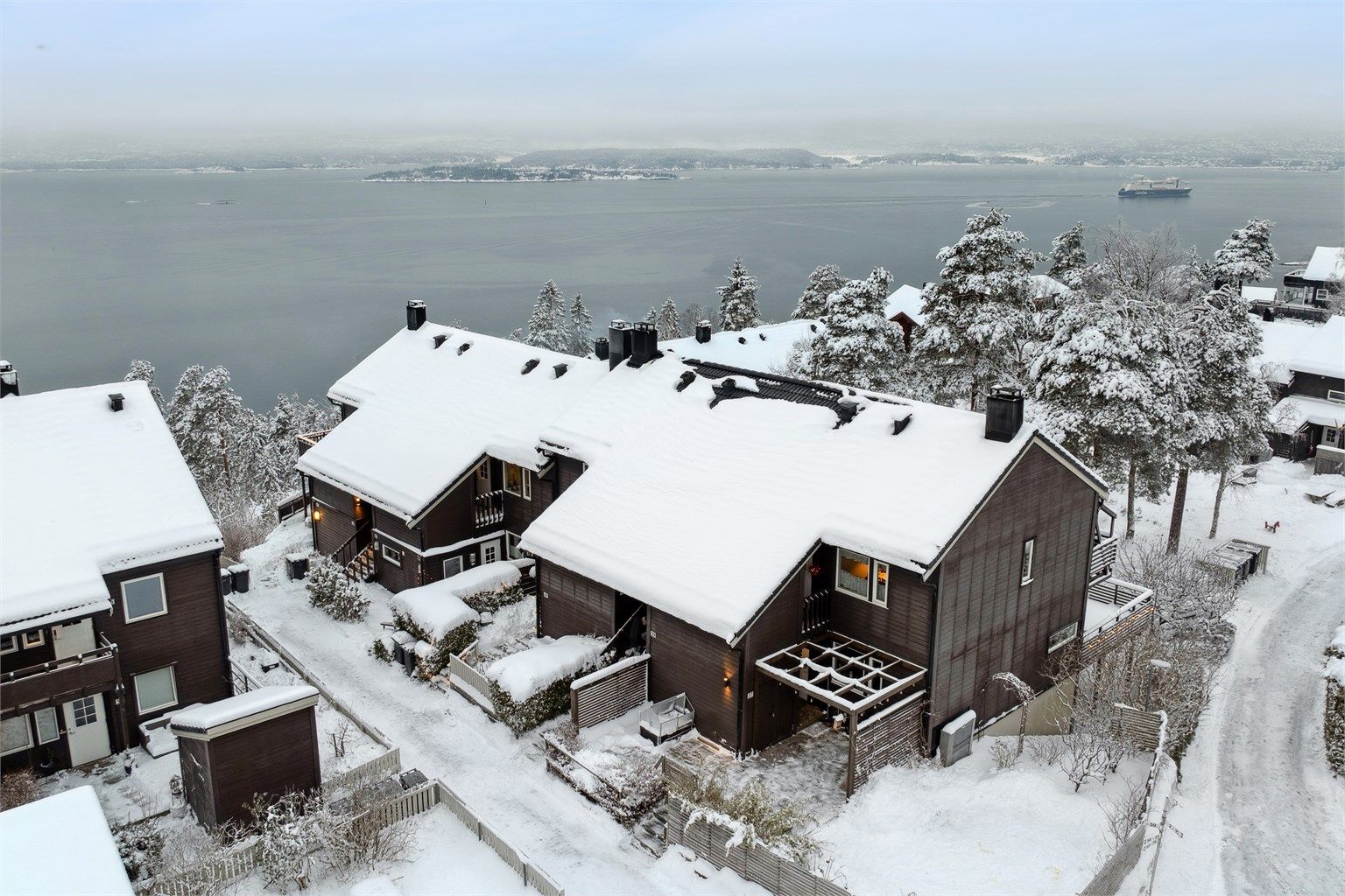Boligen ligger i et meget attraktivt og etablert boligområde på Bjørnemyr - Nesoddens vestside. Området er bilfritt og barnevennlig.