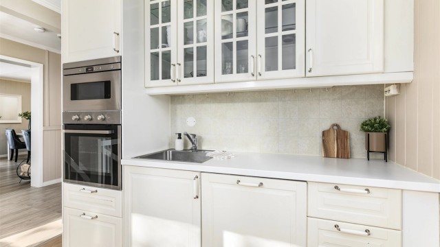Kjøkkeninnredningen er fra IKEA og 2015, men ble omorganisert i 2024.
