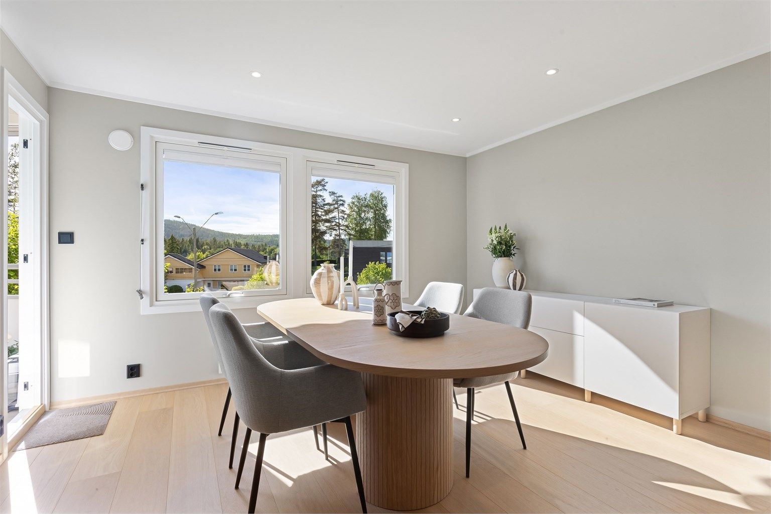Lekker 1-stavs eikeparkettgulv med eikelister og LED downlights med dimmere i alle rom