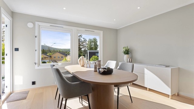 Lekker 1-stavs eikeparkettgulv med eikelister og LED downlights med dimmere i alle rom