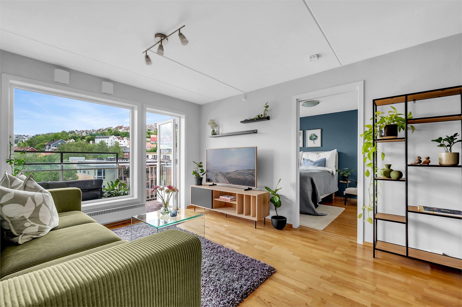 Leiligheten har store vindusflater som bidrar til rikelig med lysinnslipp som skaper en lys og luftig atmosfære.