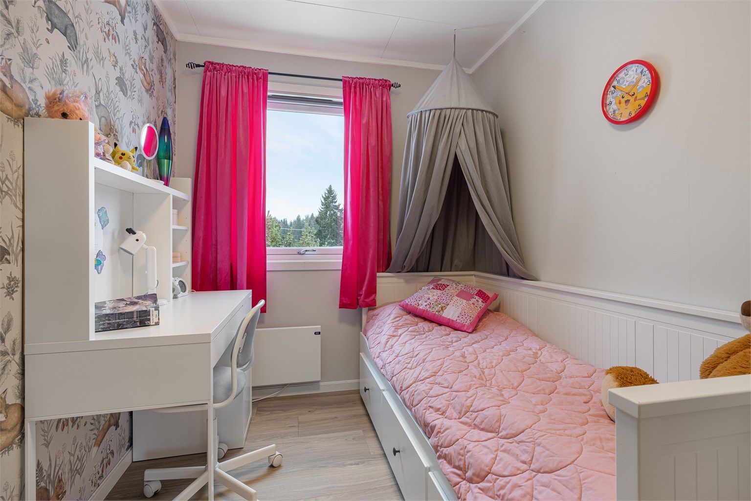 Soverommet har slitesterkt laminatgulv og malte veggflater.