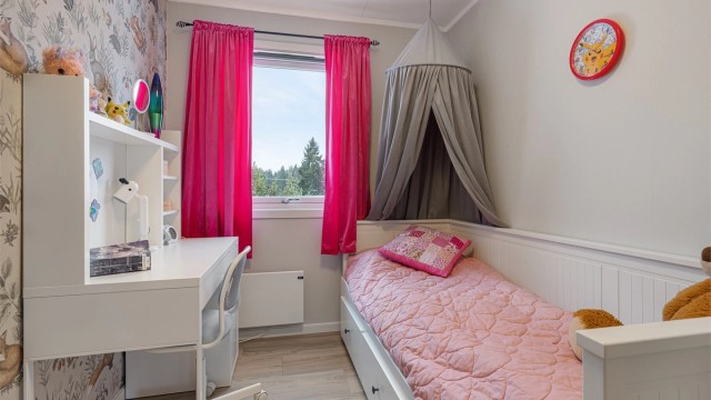 Soverommet har slitesterkt laminatgulv og malte veggflater.