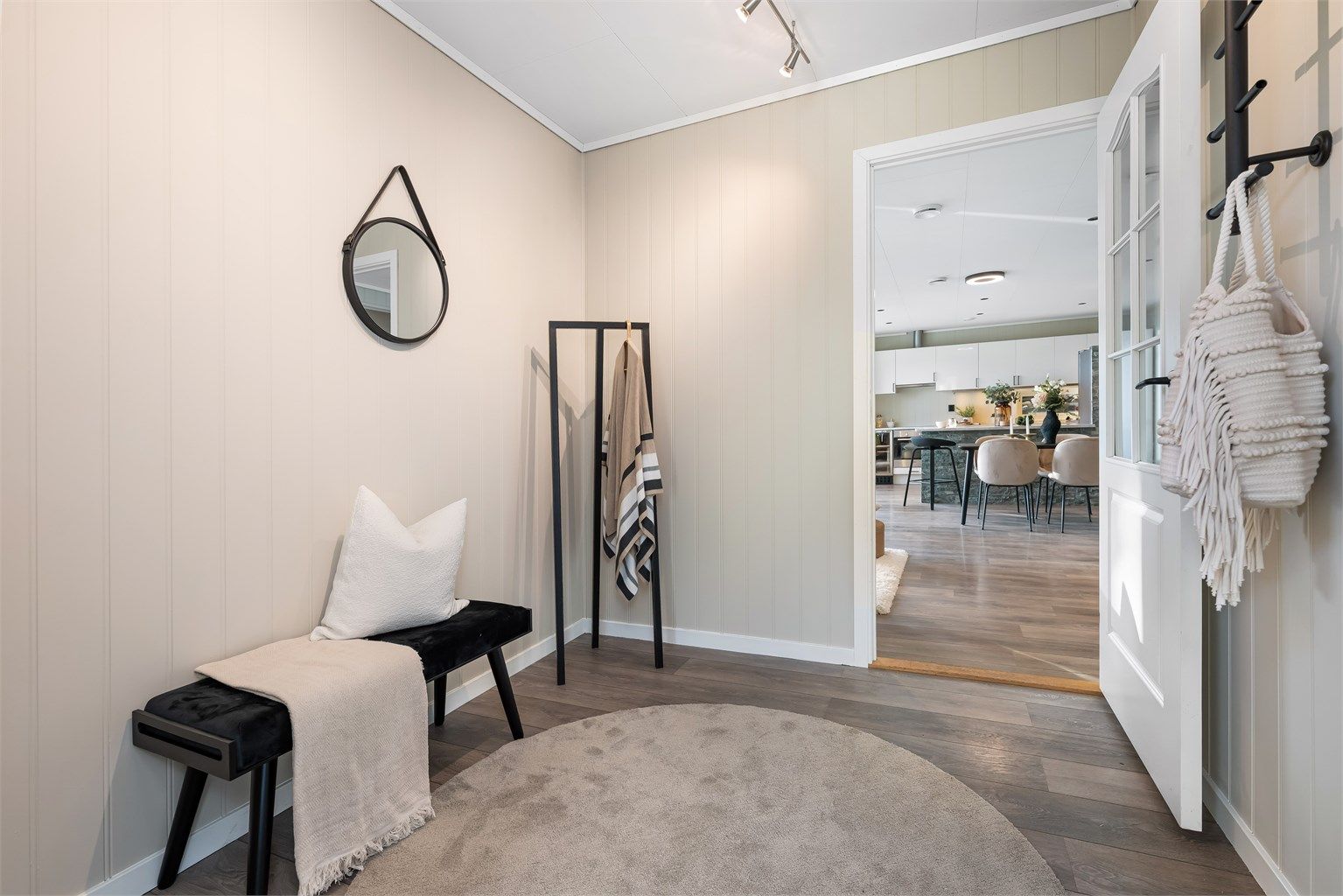 Romslig og gjennomgang til stue